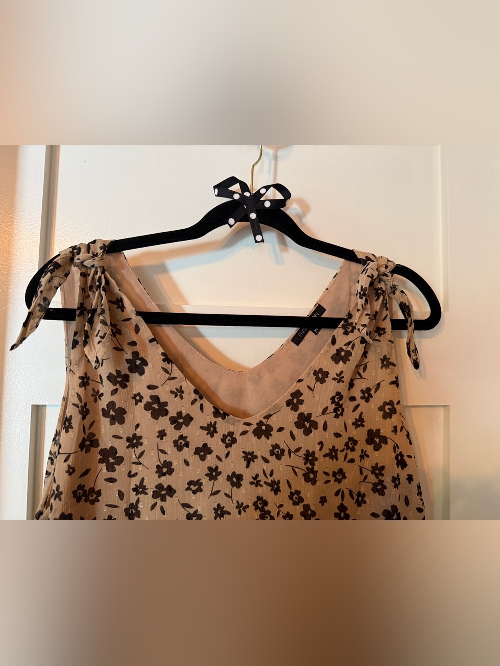 Papermoon NWOT Tie-Shoulder Floral & Metallic V-Neck Top -  XL